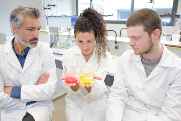 Bilimsel laboratuar araştırmacılar sıvılar ile testleri gerçekleştirmek — Stok fotoğraf