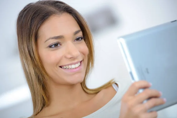 Aantrekkelijke mooie jonge vrouwen met behulp van een tablet — Stockfoto