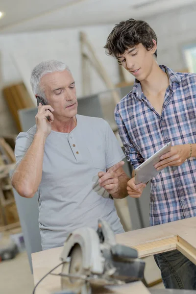 Schreiner ruft an — Stockfoto