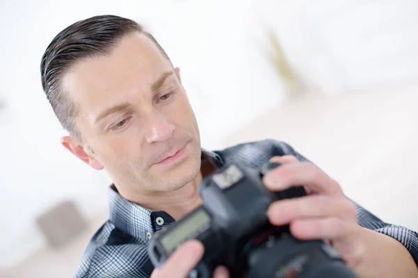 Photographer checking photos and photographer — Stock Photo, Image