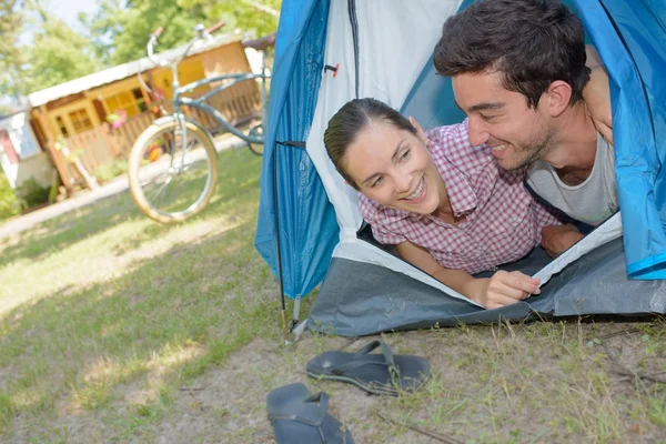 Casal dentro da tenda — Fotografia de Stock