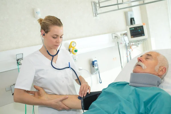 Médecin examinant les patients pouls dans la chambre d'hôpital — Photo