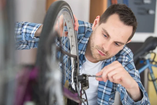 Reparatie van een fiets met een moersleutel — Stockfoto