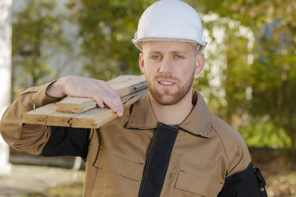 Bauarbeiter mit Holz und Mensch — Stockfoto