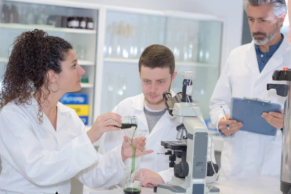 Männliche Medizin- oder Naturwissenschaftsstudenten mit Lehrer — Stockfoto