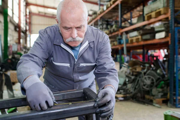 Starszy Mechanik praca w fabryce — Zdjęcie stockowe