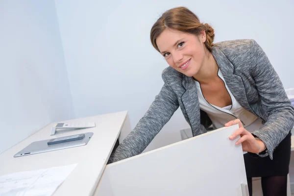 Zakenvrouw zoekt document in kast — Stockfoto