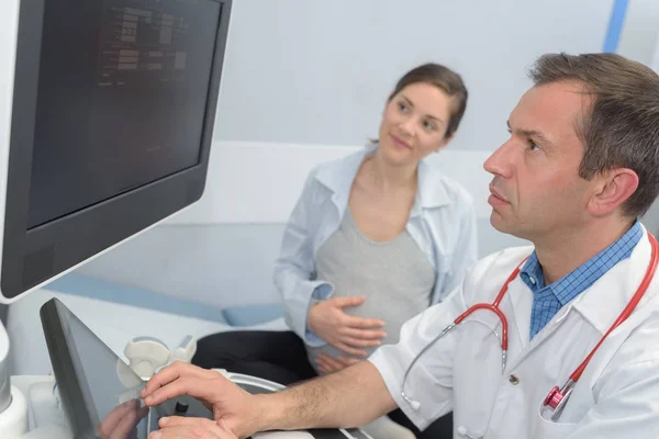 Profesionální lékař vyšetření těhotné ženy ultrazvukem — Stock fotografie