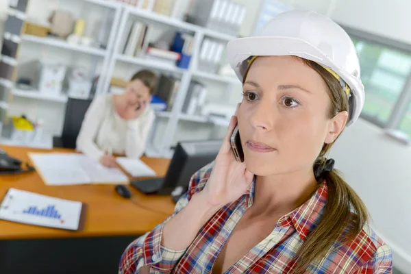 Kvinnan på telefonen inne på kontoret — Stockfoto