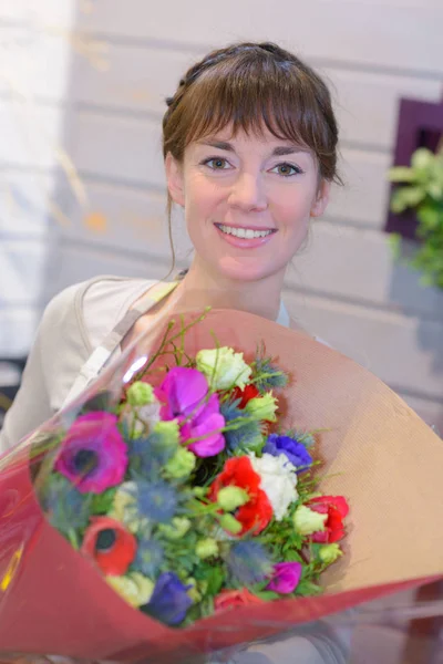 Porträt von Blumenhändlerinnen im Blumenladen — Stockfoto