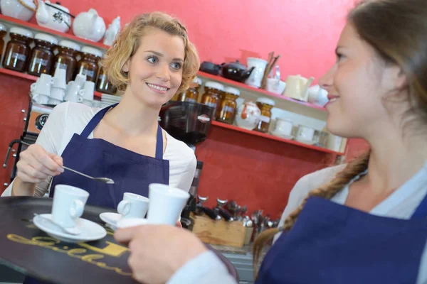 De bestelde drank geven — Stockfoto