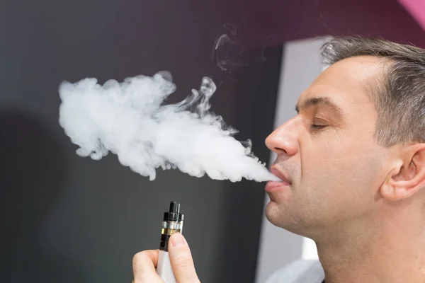 Ο άνθρωπος χρησιμοποιώντας vapourizer ως εναλλακτική λύση για καπνίζοντες — Φωτογραφία Αρχείου