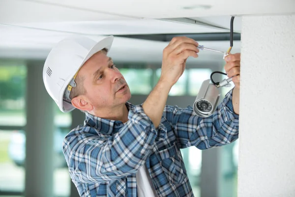 Técnico profissional de CCTV trabalhando — Fotografia de Stock