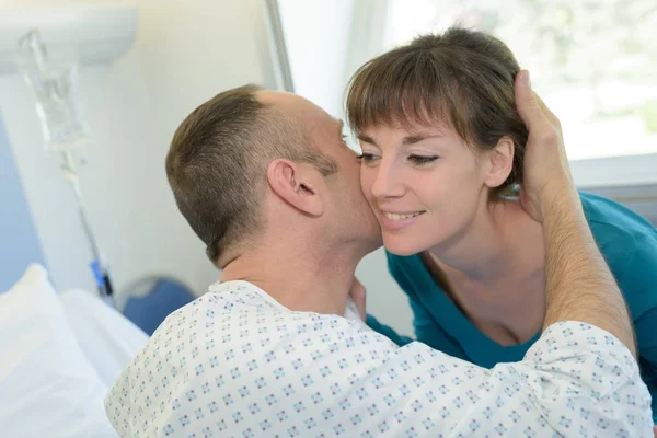 Feleséghez látogató férj a kórházban — Stock Fotó