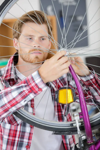 Hombre trabajando en taller de bicicleta — Foto de Stock