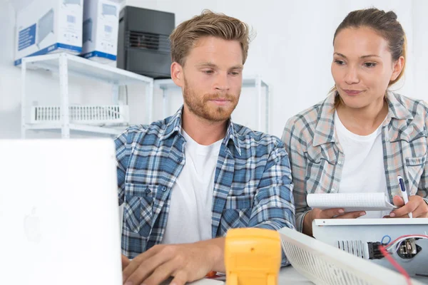 Equipo de técnicos que trabajan juntos reparando computadoras —  Fotos de Stock