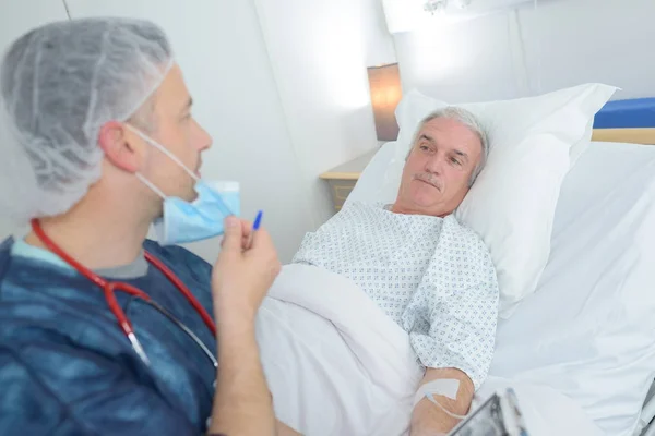 Médecin visitant le patient en convalescence — Photo