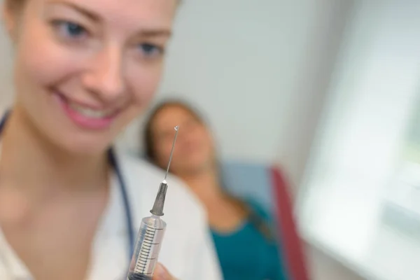 Close-up van een vrouwelijke arts met een spuit — Stockfoto