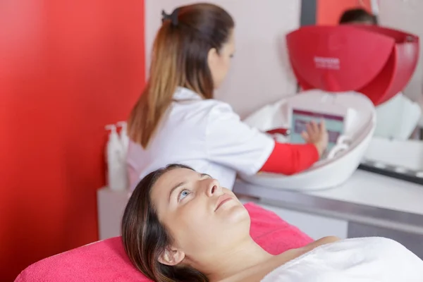 Tratamento facial mulher no salão de beleza — Fotografia de Stock