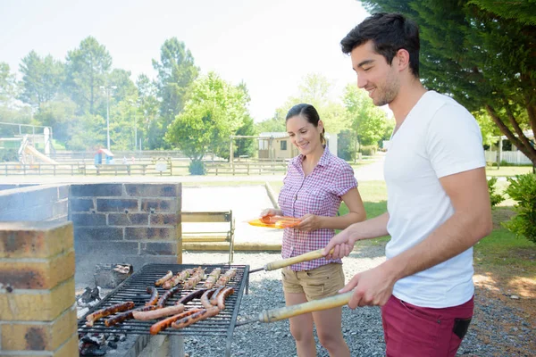 Buiten reuzenbarbecue en man — Stockfoto