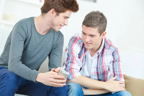 Friends chatting in sitting room — Stock Photo, Image