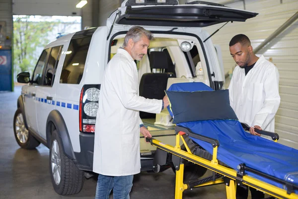 Paramedici che preparano le attrezzature — Foto Stock