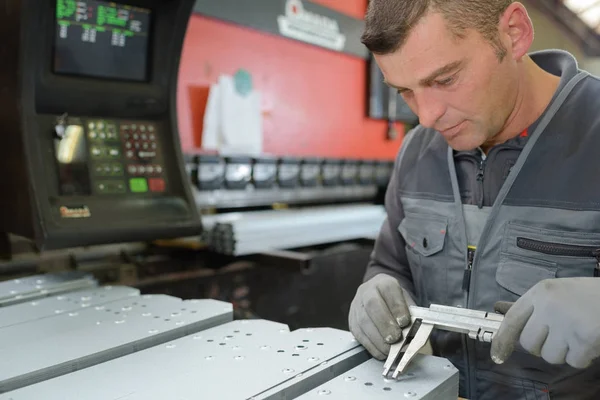 Homem industrial técnico trabalhador verificando máquina — Fotografia de Stock