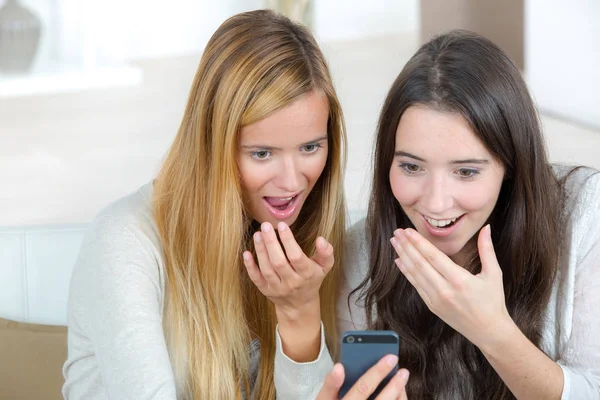 Duas mulheres jovens espantadas conversando — Fotografia de Stock