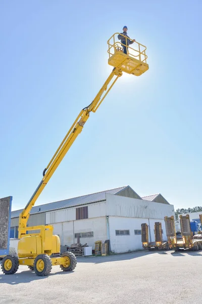 Reparatör på toppen av kranen — Stockfoto