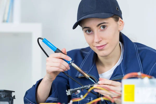 Jonge vrouw technicus elektronikaapparaat reparatie — Stockfoto