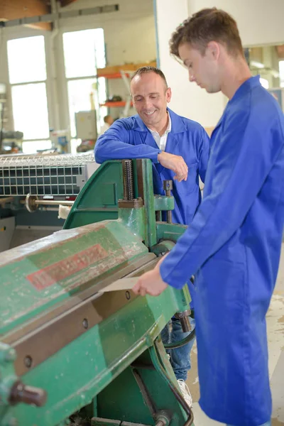 Student van de vakschool werkt samen met de mentor — Stockfoto