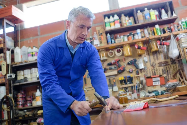 Carpintero senior restaurando muebles antiguos — Foto de Stock