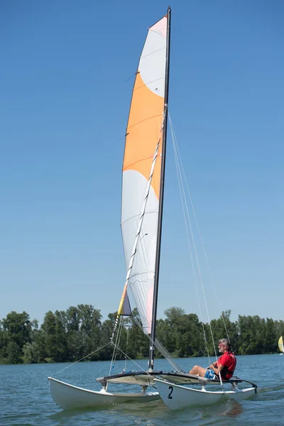 Navegar en un lago - verano y el tema deportivo — Foto de Stock