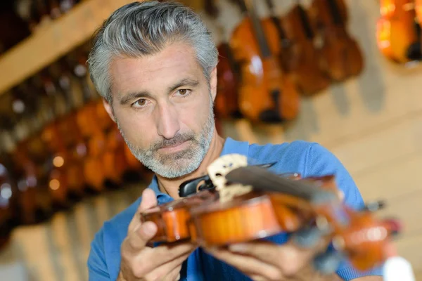 Inspecting a violin and acoustic — Stock Photo, Image