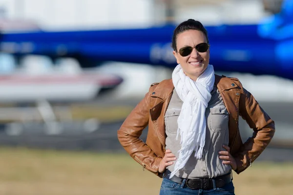 Piloto de helicóptero posando na pista — Fotografia de Stock