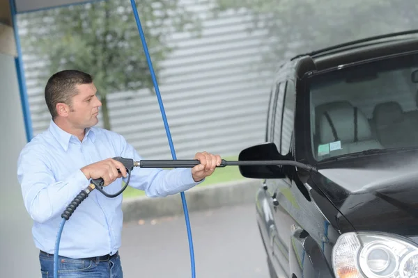 Mytí aut muž středního věku — Stock fotografie