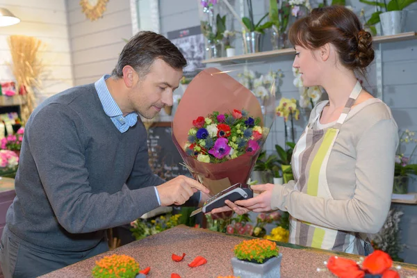 Betala på blomsteraffär — Stockfoto