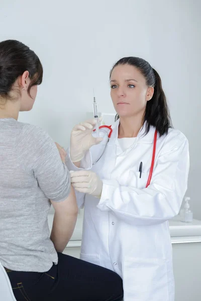 Arzt spritzt Patienten die Hand — Stockfoto
