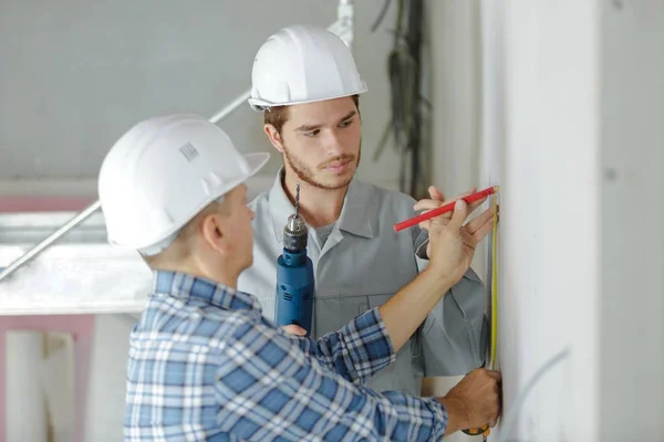 Auftragnehmer markieren Position für Bohrwand — Stockfoto