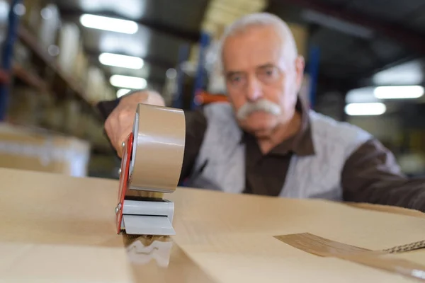 Close up of warehouse worker preparing a shipment — Stock Photo, Image