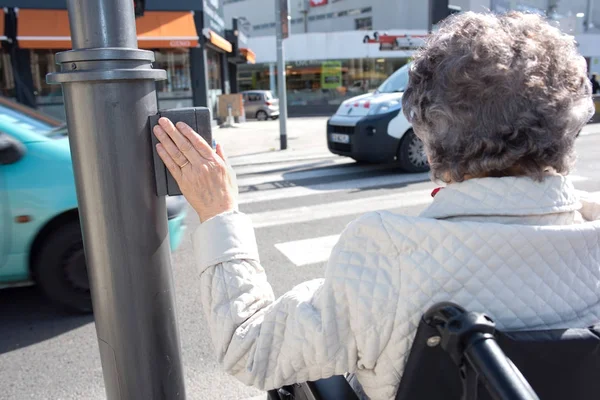 Женщина-инвалид ждет в инвалидной коляске на переходе зебры — стоковое фото