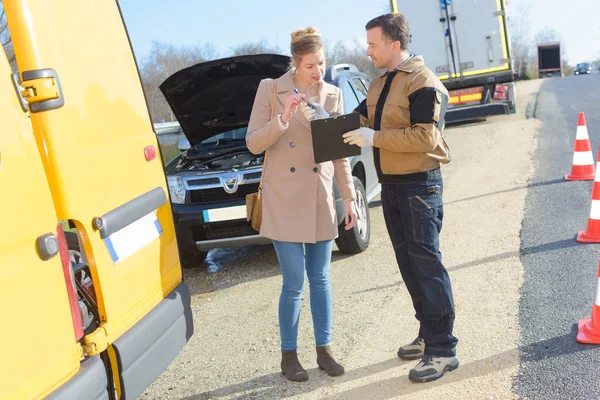 Conducteur de récupération tri de la paperasse avec dame qui a cassé — Photo