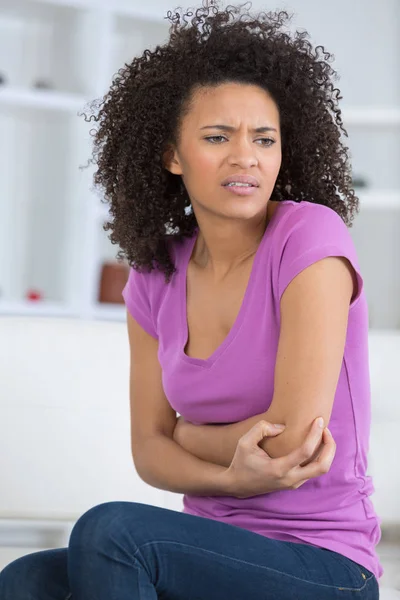 Junge schöne Frau mit Schmerzen im Ellbogen-Arm — Stockfoto