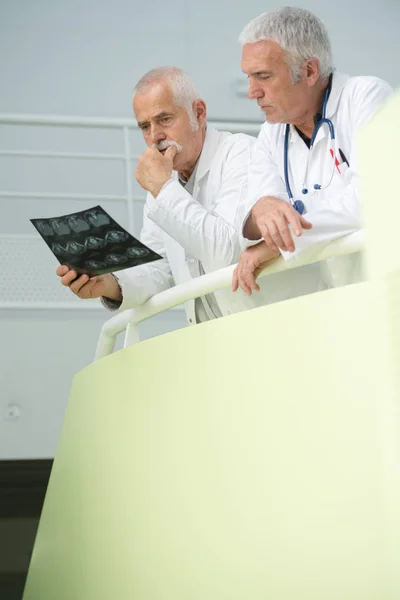 Doctor discussing an xray — Stock Photo, Image