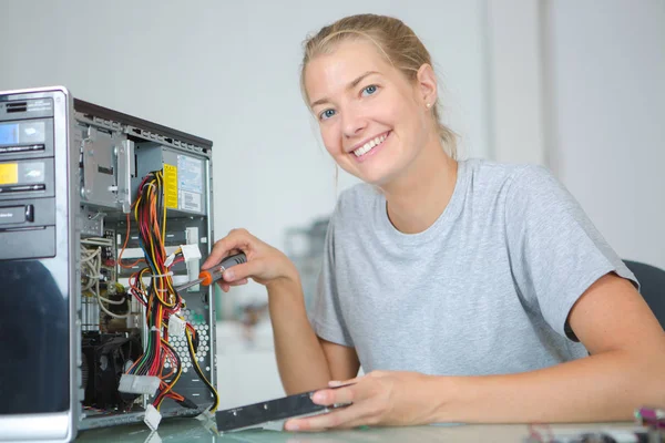 Mulher montar trabalhador e trabalho — Fotografia de Stock