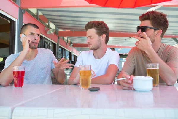 Groep vrienden drinken bier samen bij de buitenbar — Stockfoto