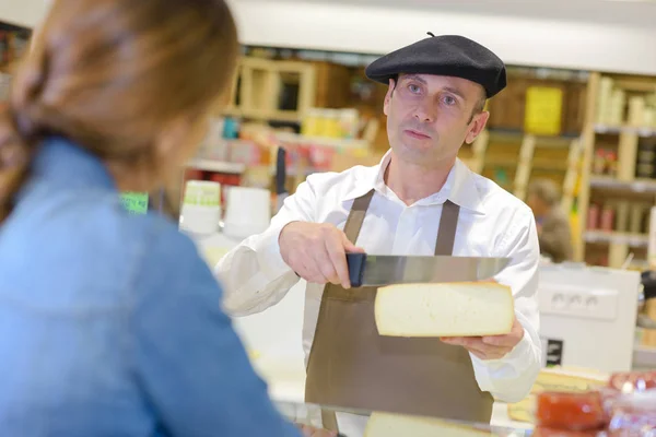 Cortando um queijo e trabalho — Fotografia de Stock