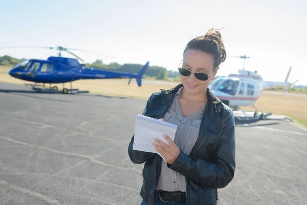 Helikopter arka plan üzerinde oldukça pilot kadın — Stok fotoğraf