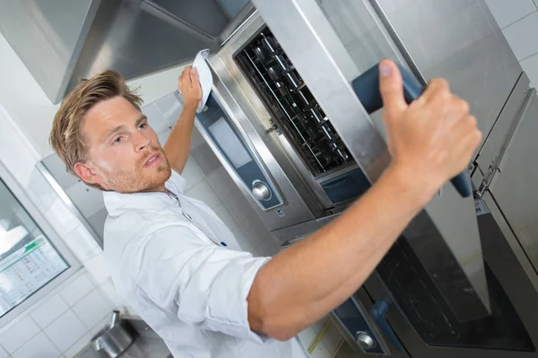 Chef con nevera en una cocina profesional — Foto de Stock