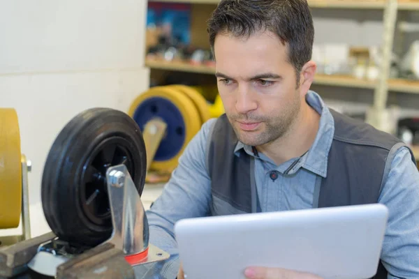 Responsabile del controllo qualità in officina — Foto Stock